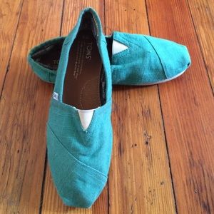 Super cute authentic green TOMS!