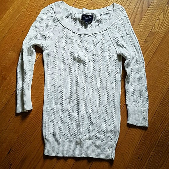 White 3/4 sleeve sweater.