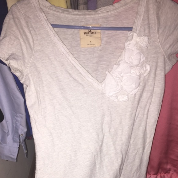 Cute light gray top with white bows