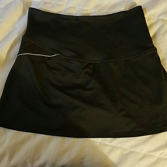 Mountain Hardware active shirt w/ shorts - Picture 2 of 4