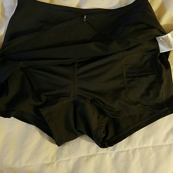 Mountain Hardware active shirt w/ shorts - Picture 3 of 4