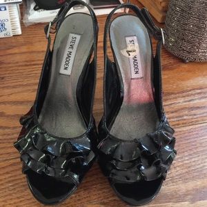 Black ruffles Steve Madden 👠