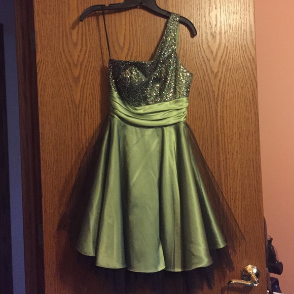 Formal dress - Picture 1 of 4
