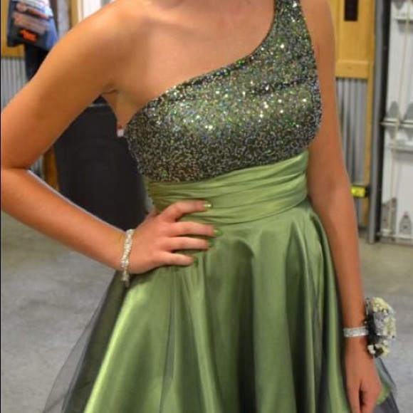 Formal dress - Picture 3 of 4