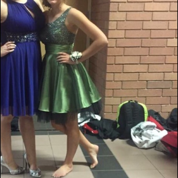 Formal dress - Picture 4 of 4