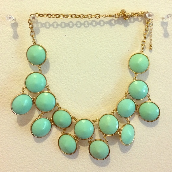 Francesca's mint green statement necklace