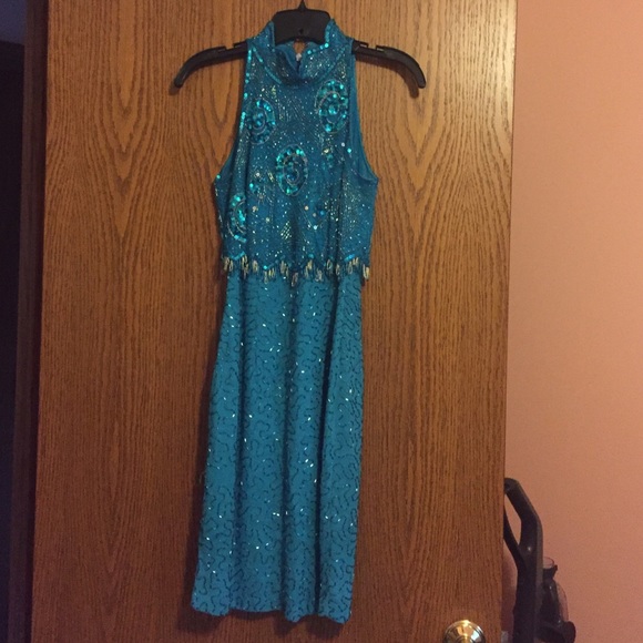 Formal dress - Picture 1 of 4
