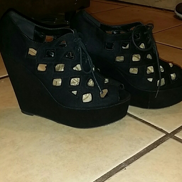 Soda cut-out ankle wedge booties