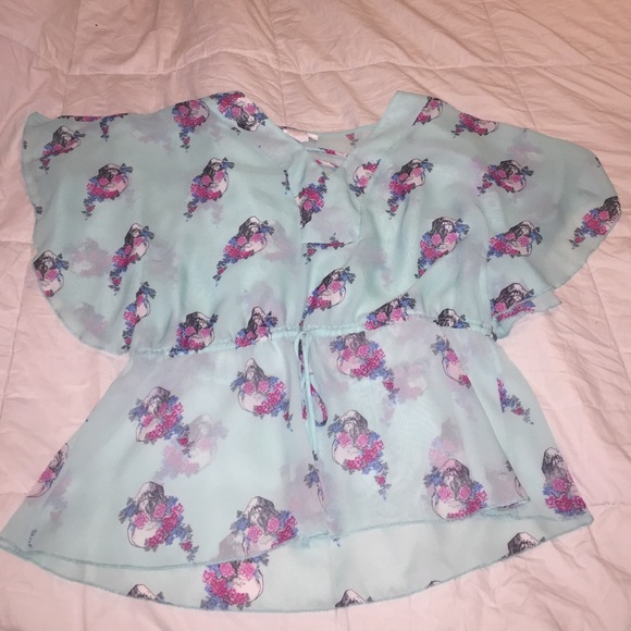 Sheer skull top perfect for the Halloween season.