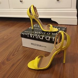 NEW in box yellow pumps