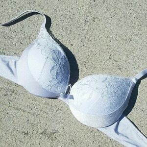 💋SALE💋 Vassarett 34a padded white pushup bra