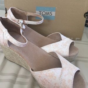 TOMS platform wedge