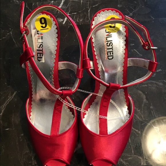 💥SALE💥Brand New Unlisted Satin Peep Toe pumps