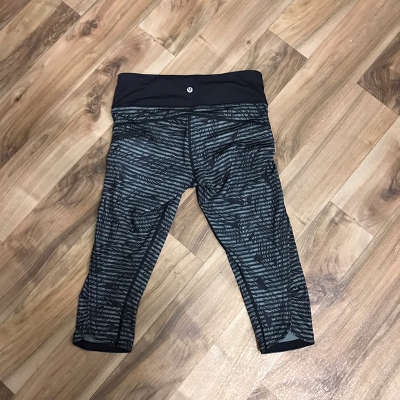 ❗️sold❗️✨NWOT✨ Lululemon cropped leggings - Picture 2 of 4