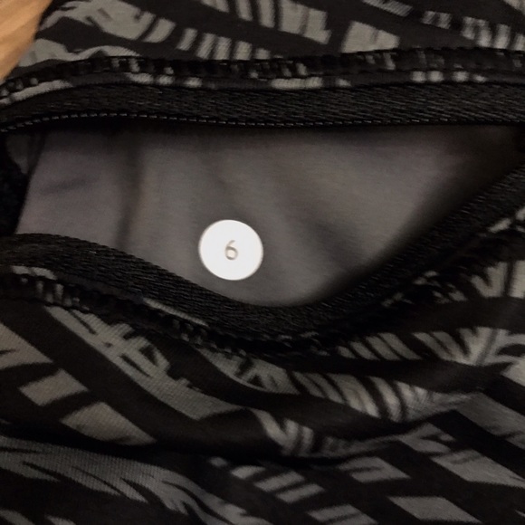 ❗️sold❗️✨NWOT✨ Lululemon cropped leggings - Picture 3 of 4