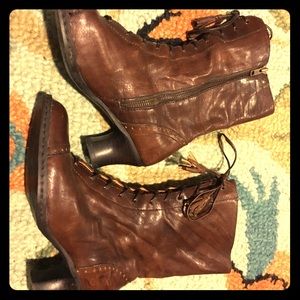 Born vintage lace up boots