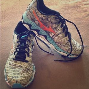 Women's Mizuno Wave Paradox size 9