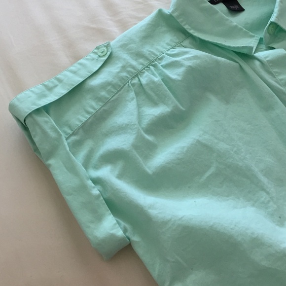 [SOLD] Short Sleeved Button Down - Picture 4 of 4