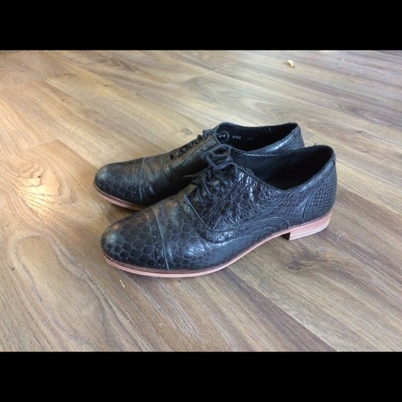 Cole Haan Black snakeskin oxford  5.5