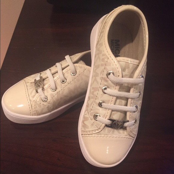NWT toddler size 9 Michael KORS