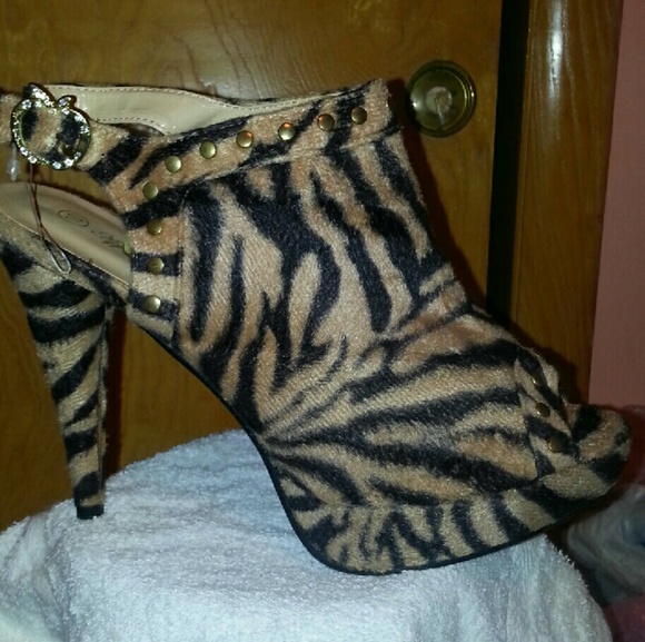 Leopard print Peep Toe Heels