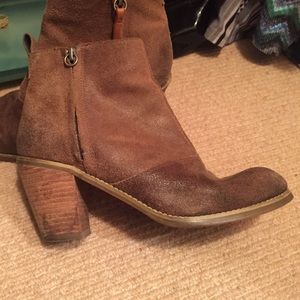 Super cut Brown dolce vita booties!