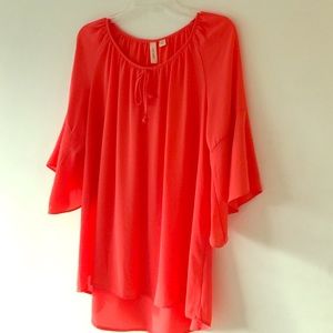 Coral high-low 3/4 flutter sleeve blouse 👚29"long