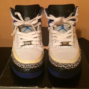 Jordan sneakers size 6 youth fits a women's 8
