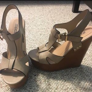 Nude wedges