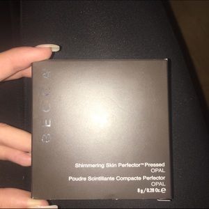 Becca highlight makeup in the shade OPAL