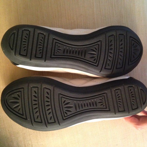 Flats - Picture 2 of 4