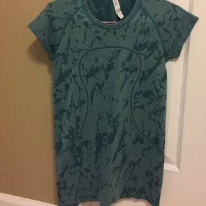 NWOT LuLulmeon Workout top Size 6