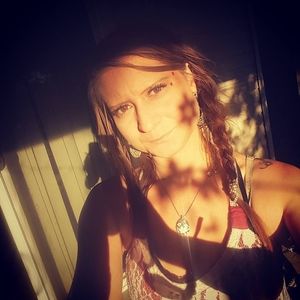 Meet your Posher, Caitlin