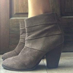Steve Madden Suede grey/tan booties