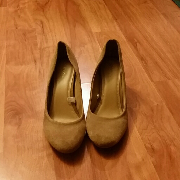 Merona wedges warn once