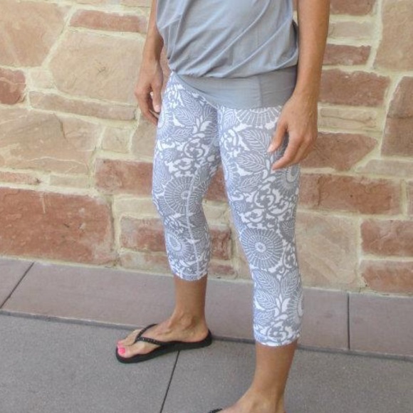 Lululemon Beachy Floral WUC - Big Booty Crops
