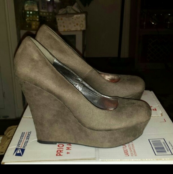 (SOLD) Mossimo suede wedge heels Size 10