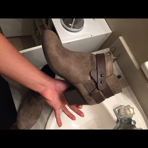 Tilts ankle booties 7 1/2 (but fit like 8 1/2)