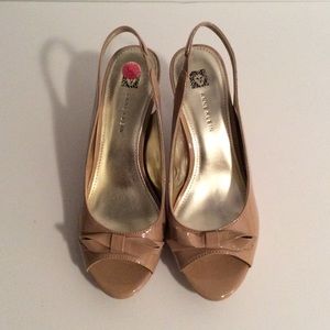 Ann Klein beige patent leather medium heels