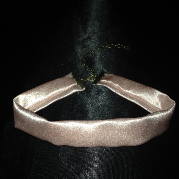 Baby pink satin choker - Picture 1 of 2