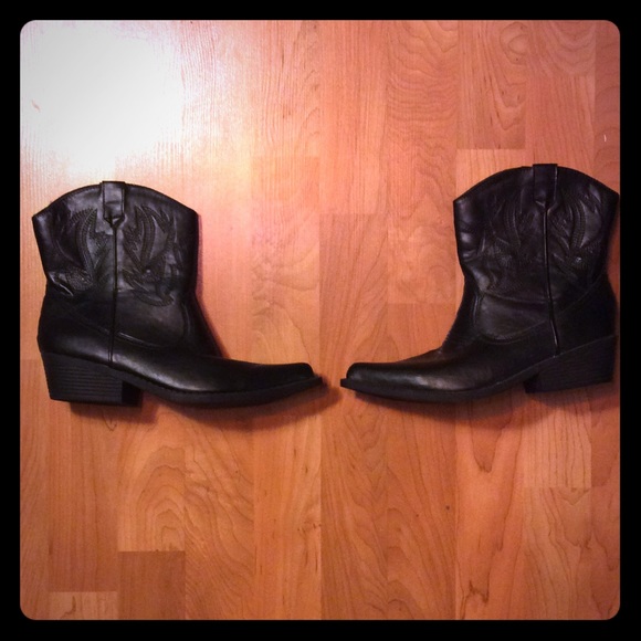 SO Black Cowgirl Boots!