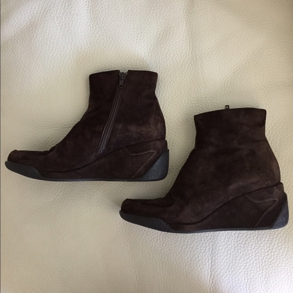 Via Spiga brown suede booties