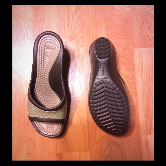 NEW CROCS Open-toed Wedges