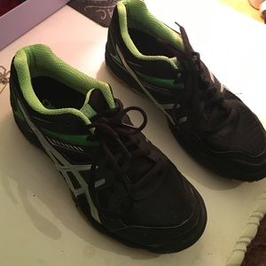 Asics tennis shoes never worn
