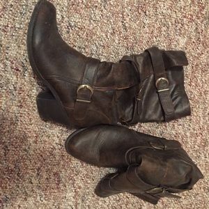 Buckle-accent boots👓✨💕