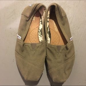 TOMS cargo green shoes; size 6.5