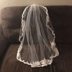 Fingertip lace veil