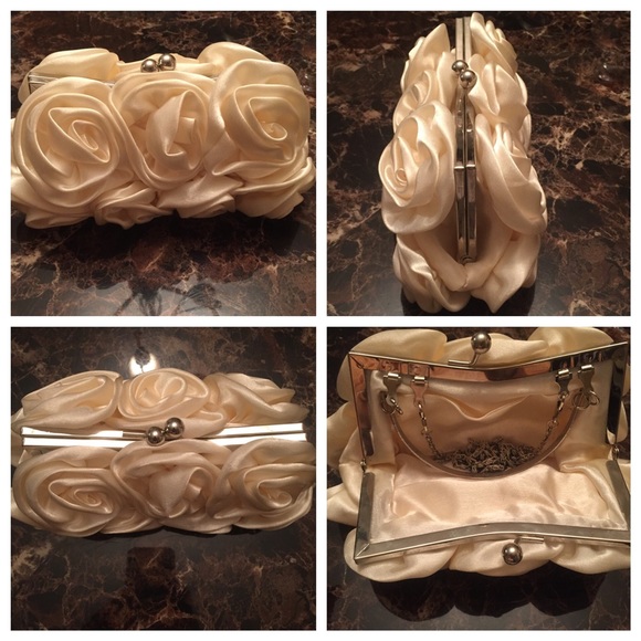 🎉NWOT🎉 Ivory Rose Satin Evening Clutch