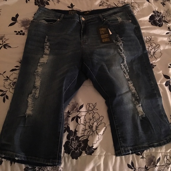 Ripped capri jeans