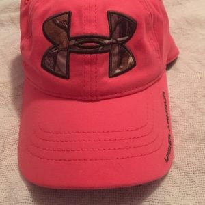 Pink women's under armour camo hat. Never worn!